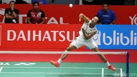 Ihsan Maulana Mustofa melompat untuk melakukan smash.