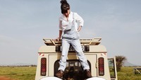 Nikita Willy bersama pacarnya menginap di hotel mewah Four Seasons Safari Lodge. Itu terlihat dari tag lokasi serta foto di mobil jeep safari ini. (Instagram/Nikita Willy)