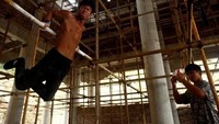 Seorang kuli bangunan dari China bernama Shi Shinwei biasa menggunakan perancah di tempat konstruksi sebagai tiang gymnastik. (Foto: Reuters)