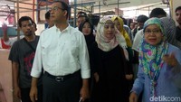 Gubernur DKI Jakarta, Anies Baswedan saat mengunjungi Blok G Pasar Tanah Abang. Ia mengecek kondisi Blok G Pasar Tanah Abang yang sepi. Muhammad Fida Ul Haq/detikcom.