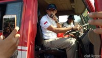 Sandiaga juga pernah naik mobil Damkar. Muhammad Fida Ul Haq/detikcom 
