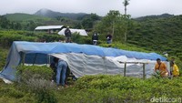 Tenda tersebut dibangun menggunakan plastik dan terpal.