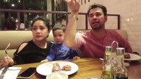 Raffi mengaku menghabiskan uang 15 juta untuk makan di restoran Nusr-Et Steakhouse milik Salt Bae di Abu Dhabi. Raffi bahkan mengikuti gaya Salt Bae menabur garam. Foto: instagram @raffinagita1717