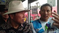 Mengenakan kaos olahraga, Sandi juga tampak blusukan naek transJ Explore di kawasan Tanah Abang bersama Lulung. Foto: dok. detikcom