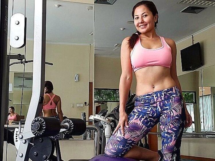 Rahasia Bugar Emma Waroka di Usia Kepala Empat yang Makin Seksi Menggoda