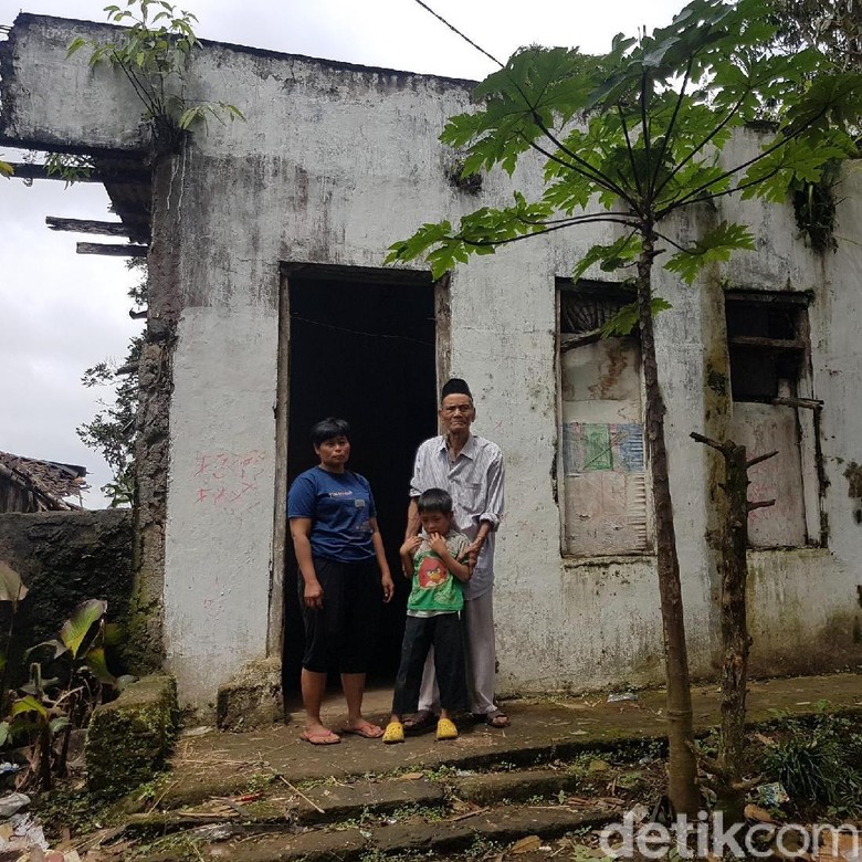 Cerita Esih Hidupi 4 Anak dan Suami Renta di Rumah Mirip Benteng Cerita Esih Hidupi 4 Anak dan Suami Renta di Rumah Mirip Benteng