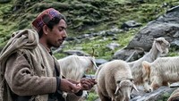 Cara menuju ke sana, memang benar-benar tidaklah mudah. Para pendaki, tidak akan bisa trekking dan menuju ke desanya sendirian. Oleh sebab itu, para operator tur pendakian yang kerap menjual paket pendakian ke Everest, sudah banyak yang menawarkan perjalanan ke Bara Bangal (Sankar Sridhar/CNN Travel)