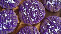 Ube cookies ini juga legit enak. Memakai tepung ubi dan diberi icing ubi serta taburan cokelat putih serut. Manis renyah!Foto: Istimewa