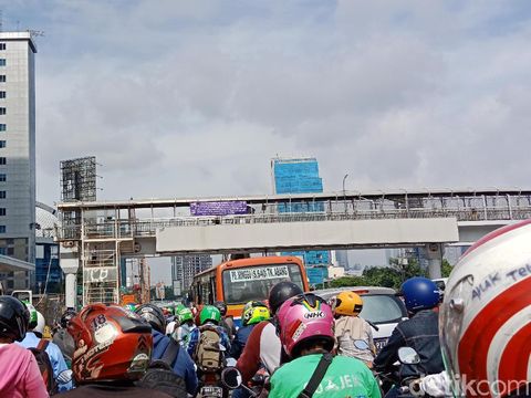 Macet Panjang di Pancoran ke Kuningan, Kendaraan Sempat Tak Bergerak