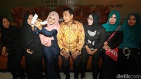 Moeldoko selfie dengan peserta seminar.