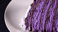 Ube Layer Cake alias cake lapis rbi ungu ini dibuat dari cake ubi dengan lapisan krim ubi juga. Sudah kebayangkan creamy legitnya cake buatan The Rabbit Hole Manila ini jadi favorit pelanggannya.Foto: Istimewa