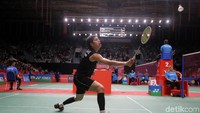 Wong Wing Ki Vincent harus mengakui keunggulan Anthony Ginting setelah kalah dengan skor 17-21 dan 8-21.