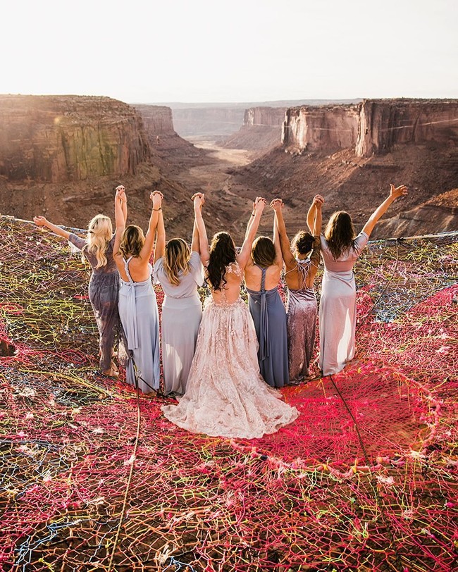 Petualangan kami mengingatkan kita untuk hidup bersama. Untuk menjadi periang dan tak membuang waktu singkat kita di bumi dengan pertengkaran hal-hal kecil dan masalah yang sebenarnya tidak kita miliki, ucap Ryan. Foto: Instagram @_kimw_