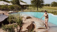 Nikita juga memamerkan momen saat bersantai di tepi kolam renang. Lokasinya berada di Sayari Camp, Asilia Africa, Tanzania. (Instagram/Nikita Willy)