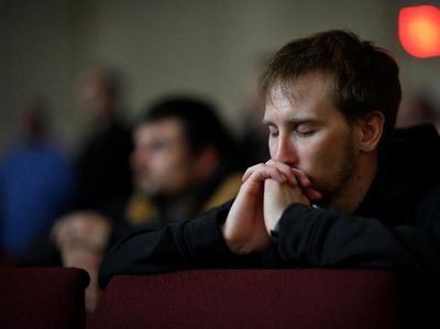 Doa dan Cahaya Lilin untuk Korban Penembakan di Kentucky AS
