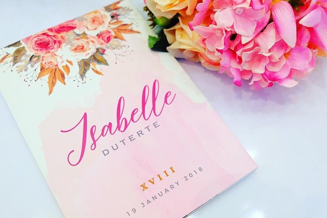 Undangan untuk pesta perayaan ulang tahun Isabelle juga terlihat megah karena secara otomatis bisa memutar video. Ia pun mempercayakannya pada Print Divas. Berbentuk kartu pink yang dirancang dengan grafis bunga dari cat air, dan juga layar LED yang berisi pemotretan Isabelle saat di Australia itu ditaksir membutuhkan biaya Rp 391 ribu per undangan. Foto: Instagram