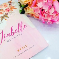 Undangan untuk pesta perayaan ulang tahun Isabelle juga terlihat megah karena secara otomatis bisa memutar video. Ia pun mempercayakannya pada Print Divas. Berbentuk kartu pink yang dirancang dengan grafis bunga dari cat air, dan juga layar LED yang berisi pemotretan Isabelle saat di Australia itu ditaksir membutuhkan biaya Rp 391 ribu per undangan. Foto: Instagram