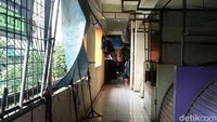 Nampak pedagang jaket dan pakaian berjualan di tengah tutupnya toko-toko di Blok G  Pasar Tanah Abang. Selfie Miftahul Jannah/detikcom.