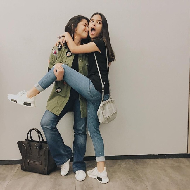 Rekan Brandon Salim dan Valerie Thomas di serial Anak Artis, Nadine Emmanuella Waworuntu berpose bersama sang adik Amabel Odelia Waworuntu. Nadine juga terlihat berpose bersama tas Celine Micro Luggage kesayangannya. Tas Celine milik Nadine itu harganya US$ 2.900 atau sekitar Rp 38 juta. Foto: Instagram
