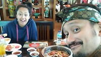Dengan senyum mengembang di wajahnya, Tora dan anaknya tampak sudah siap menyantap sukiyaki di depannya. Lengkap ada ayam, daging hingga sayuran yang siap dipanggang. Foto: Instagram @t_orasudi_ro