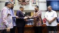 Kahar dilantik langsung oleh Bamsoet dalam rapat pleno Komisi III di ruang rapat Komisi III DPR, Gedung DPR, Senayan, Jakarta, pada Rabu (24/1/2018) pukul 11.45 WIB.
