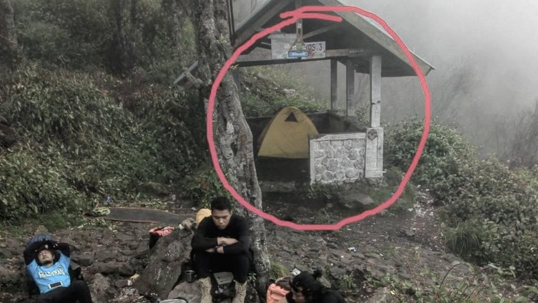 Tenda di dalam shelter Gunung Lawu (Dok. Samudera awan/Instagram) Tenda di dalam shelter Gunung Lawu (Dok. Samudera awan/Instagram)