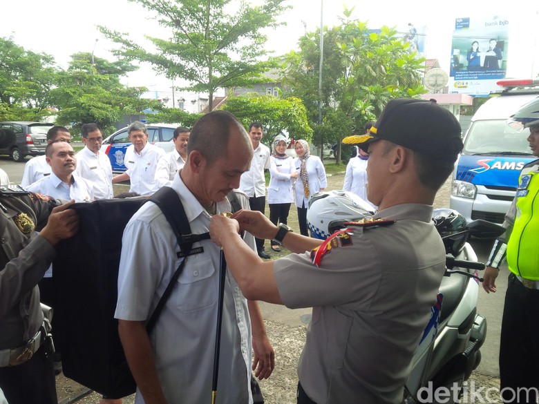 Samdong Samsat Garut Siap Layani Masyarakat Hingga ke Pelosok Samdong Samsat Garut Siap Layani Masyarakat Hingga ke Pelosok