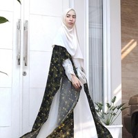 Untuk kamu yang ingin tampil lebih dinamis, kenakan outerwear seperti cape atau vest. Fitri Aulia menambahkan vest panjang bermotif dan memadukannya dengan dress dan hijab putih. Warna netral seperti tampilan Fitri jadi pilihan paling aman untuk menghadiri pengajian. Foto: Instagram