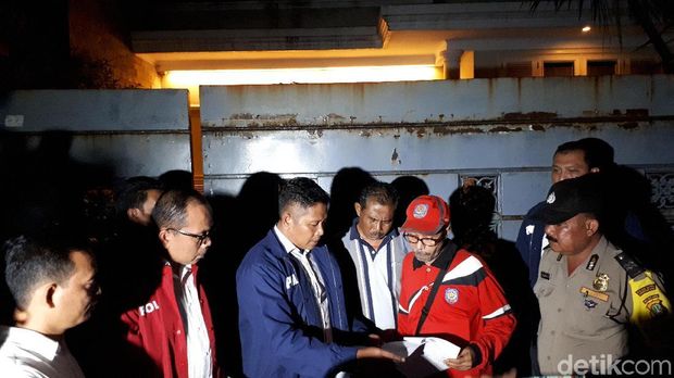  Penyidik Bareskrim Polri menggeledah rumah buronan kasus dugaan korupsi kondensat, Honggo Wendratno, Rabu (24/1/2018)