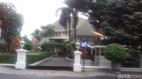 Rumah dinas Gubernur DKI Jakarta ada di Jalan Taman Suropati, Menteng, Jakarta Pusat.
