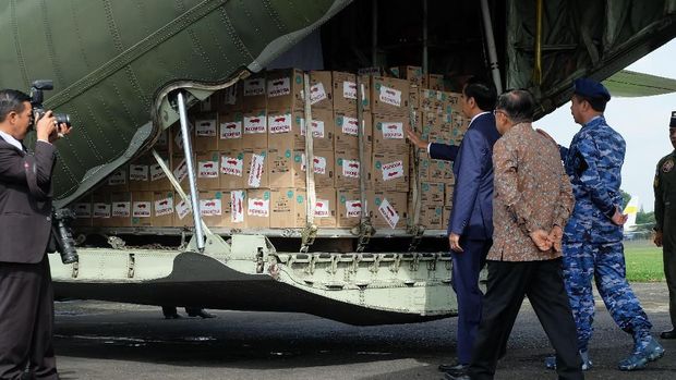 Sebelum terbang, Jokowi yang didampingi JK mengecek bantuan logistik untuk Rohingya.