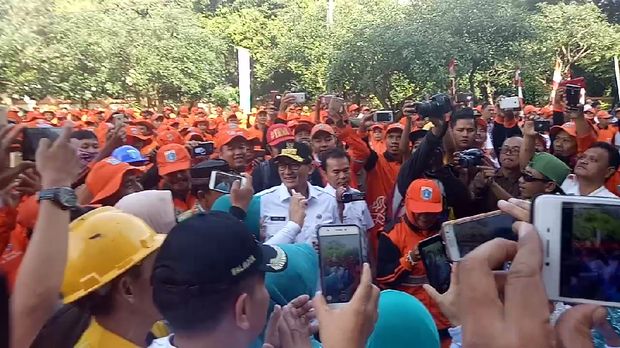Dia juga berfoto bersama jajarannya.