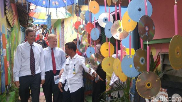 Duta Besar Uni Eropa untuk Indonesia, Vincent Guérend ketika berkunjung ke Kampung Pelangi, Semarang.