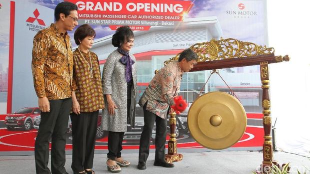 Presdir PT MMKSI Kyoya Kondo,memukul gong tanda diresmikan diler disaksikan oleh Direktur Divisi Penjualan dan Pemasaran PT MMKSI Irwan Kuncoro, CEO PT Sun Star Motor Lisa Tjandrakusuma dan Owner Sun Star Motor Group Imelda Sundoro.  