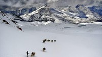 Desa Bara Bangal berlokasi di Pegunungan Himalaya dan masuk dalam wilayah India bagian utara. Diapit oleh dua puncak yang tinggi, Kalihani setinggi 4.800 mdpl dan Thamsar Passes setinggi 4.766 mdpl, penduduk Desa Bara Bangal, adalah suku Gaddi (Sankar Sridhar/CNN Travel)