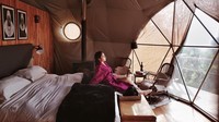 Nikita juga memamerkan momen saat dia bangun pagi saat menginap di The Highlands Camp. Masih mengenakan piyama berwarna ungu, Nikita duduk manis di tepian ranjang (Instagram/Nikita Willy)
