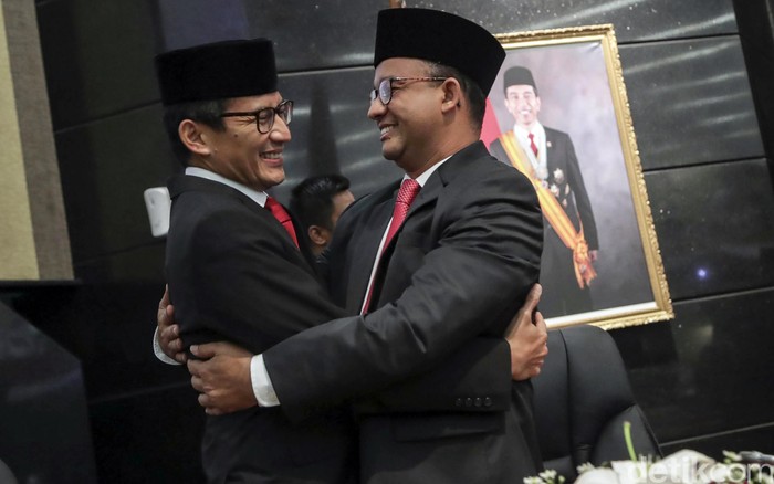Gubernur DKI Jakarta Anies Baswedan bersama Wakil Gubernur Sandiaga Uno mengikuti Rapat Paripurnan DPRD DKI Jakarta yang beragendakan tanggapan Gubernur terkait Raperda tentang RAPBD 2018 dan Visi Misi Gubernur dan Wakil Gubernur DKI Jakarta. Rabu, 15 November 2017.