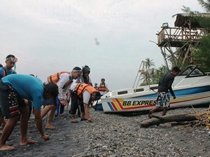 Pantai GWD Dapat Sampah Kiriman, Ini yang Dilakukan Masyarakat
