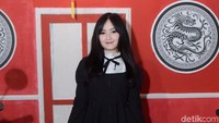 Penampilan Billa Barbie dengan dress hitam.