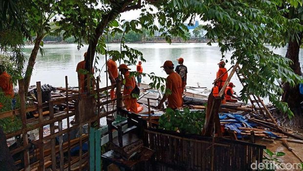  Petugas membongkar area pemancingan di Danau Sunter, Rabu (24/1/2018)