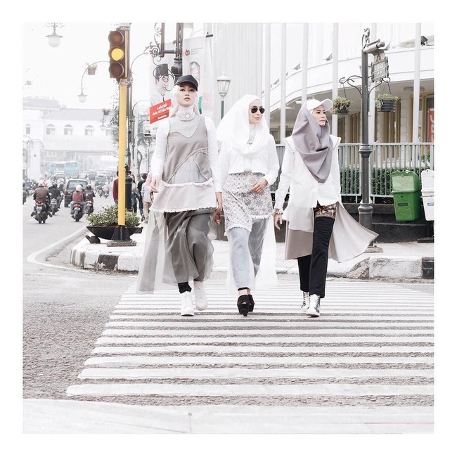 Amena Khan pernah bertandang ke Indonesia tahun 2015, diundang oleh Dian Pelangi. Ia menghadiri acara Sisterhood tahun itu. Ia pun pernah makan malam bersama selebgram hijab Indonesia. Foto: Instagram