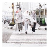 Amena Khan pernah bertandang ke Indonesia tahun 2015, diundang oleh Dian Pelangi. Ia menghadiri acara Sisterhood tahun itu. Ia pun pernah makan malam bersama selebgram hijab Indonesia. Foto: Instagram