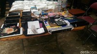 Selain sabu, barang bukti lainnya ialah timbangan, paket ganja, dan bong yang biasa dipakai untuk mengkonsumsi sabu.