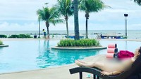 Selain ke pantai, Miyabi juga menghabiskan waktunya bersantai di tepian kolam renang. Yang ini, Miyabi saat bersantai di Canyon Cove Hotel and Spa (Instagram/Maria Ozawa)