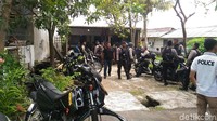 Penggerebekan dilakukan pukul 09.15 WIB tadi. Ada 6 rumah di sejumlah titik yang digeledah.