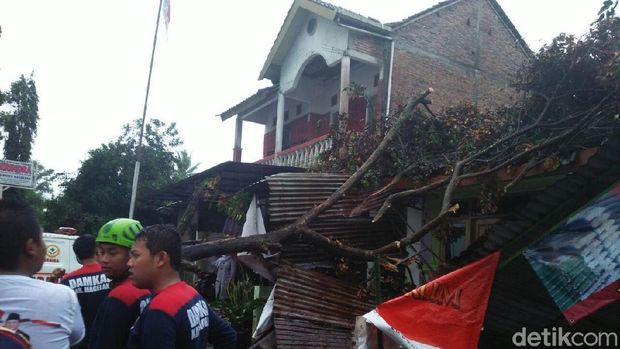 Pohon tumbang menimpa bangunan rumah di Blondo, Kecamatan Mungkid, Kabupaten Magelang.