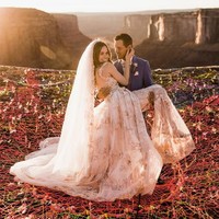 Adalah pasangan Kimberly Weglyn dan Ryan Jenks yang menggelar hari istimewanya di tempat ekstrem. Pasangan asal Lodi, California ini melangsungkan pernikahan mereka di Moab Canyon, Utah, sebuah tebing tinggi. Foto: Instagram @_kimw_