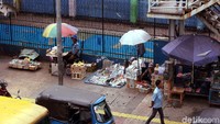 Para PKL menggelar lapak dengan berdagang makanan, minuman, pakaian, buku, mainan anak, sepatu, hingga aksesori di trotoar yang baru direvitalisasi. Meski ada petugas Satpol PP yang berjaga, namun lapak PKL yang berdagang di trotoar baru dibiarkan begitu saja.