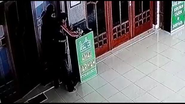 Pencuri kotak amal di masjid di Pesanggrahan terekam CCTV.