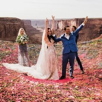 Didampingi dengan keluarga dan teman-teman terdekat, Kimberly dan Ryan pun nampak bahagia saat melangsungkan pernikahan di tempat anti mainstream seperti ini. Foto: Instagram @_kimw_